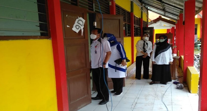 Kabid Pembinaan SMP meninjau proyek renovasi ruang kelas SMP Negeri 13 Semarang