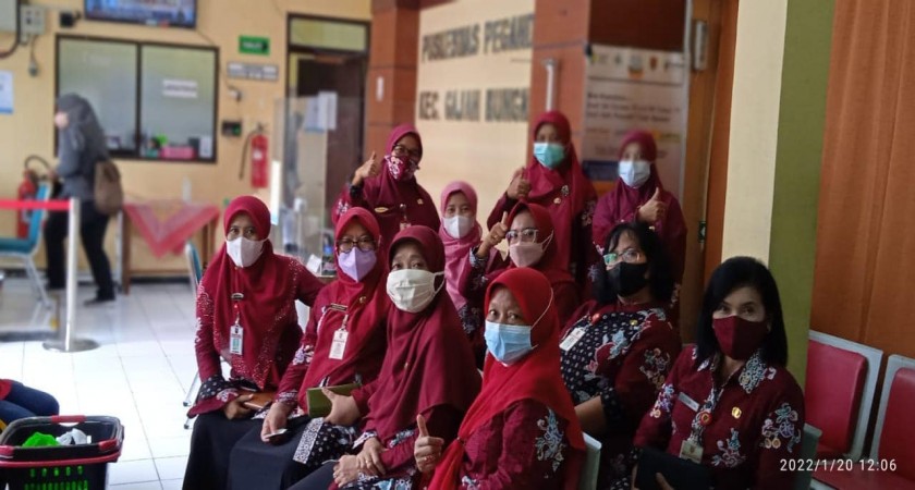 Vaksinasi Covid-19 yang ke- 3 untuk Guru dan Karyawan SMP Negeri 13 Semarang