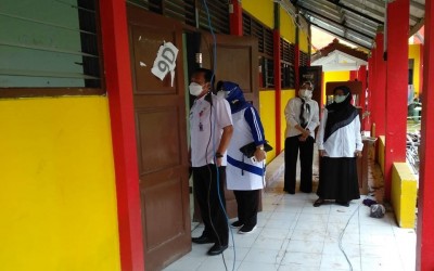 Kabid Pembinaan SMP meninjau proyek renovasi ruang kelas SMP Negeri 13 Semarang